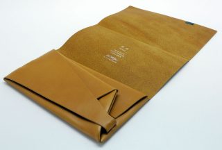 一枚の革で作られた美しい財布。所作ロングウォレットのレビュー | 機能的な財布あります