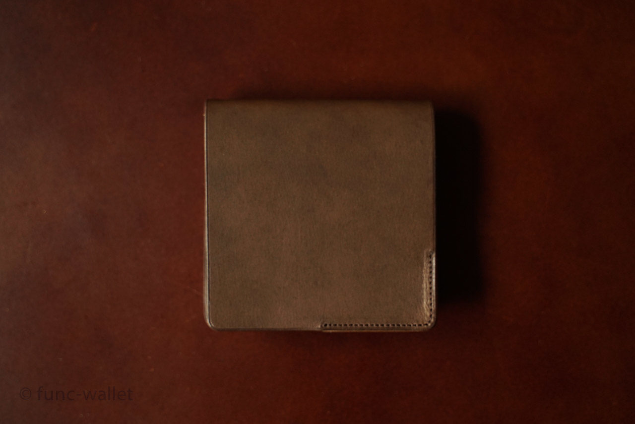 SYRINX HITOE FOLDのレビュー。小さな二つ折り財布の使い勝手、特徴、メリット・デメリットについて | 機能的な財布あります