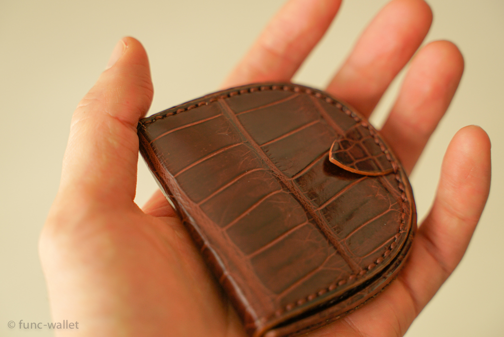 GANZO スモールクロコ 馬蹄小銭入れのレビュー。最高級のコインケースの使い勝手、特徴、メリット・デメリットの解説 | 機能的な財布あります