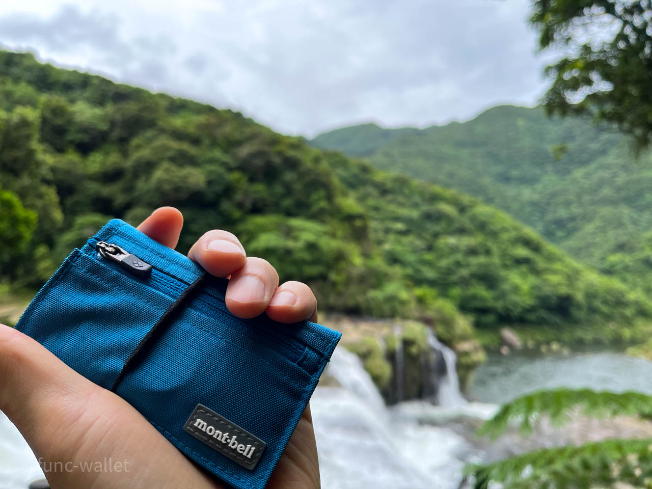 モンベル トレールワレットのレビュー。 雨や汗で濡れても大丈夫、小さくて軽い、旅行に最適な財布 | 機能的な財布あります
