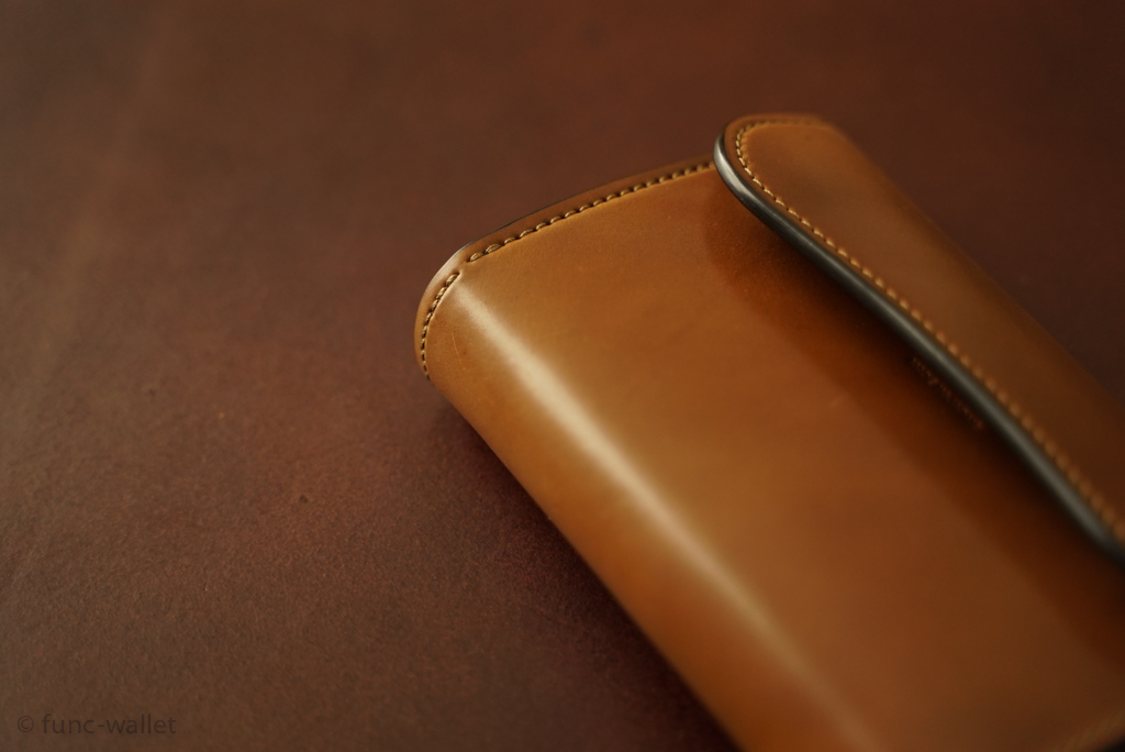 革の染料仕上げ 顔料仕上げ 着色の違いによる特徴 メリット デメリットの紹介 機能的な財布あります