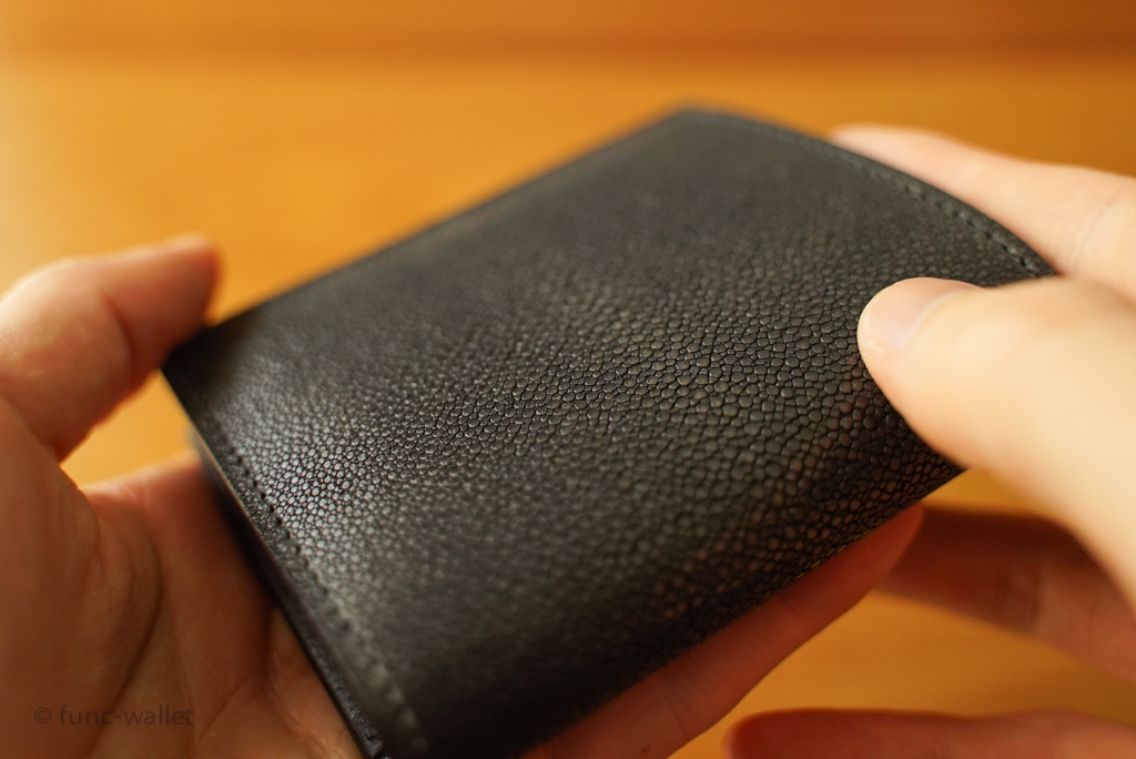 BAHARI ミニ財布のレビュー。ガルーシャの小さな財布の使い勝手に迫る 