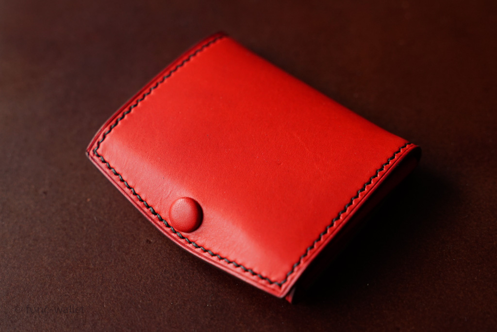 リュテス コインケースのレビュー。イタリアのオイルレザーのエイジングを楽しめる、最高品質のコインケースの使い勝手、特徴、メリット・デメリット |  機能的な財布あります